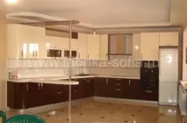 Шоколадно-белая кухня с каплевидной барной стойкой под заказ