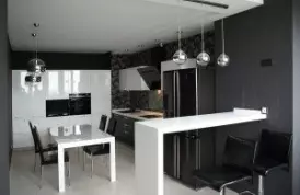 Качественный кухонный гарнитур в черно-белом стиле