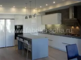 Современный кухонный гарнитур с барной стойкой островного типа