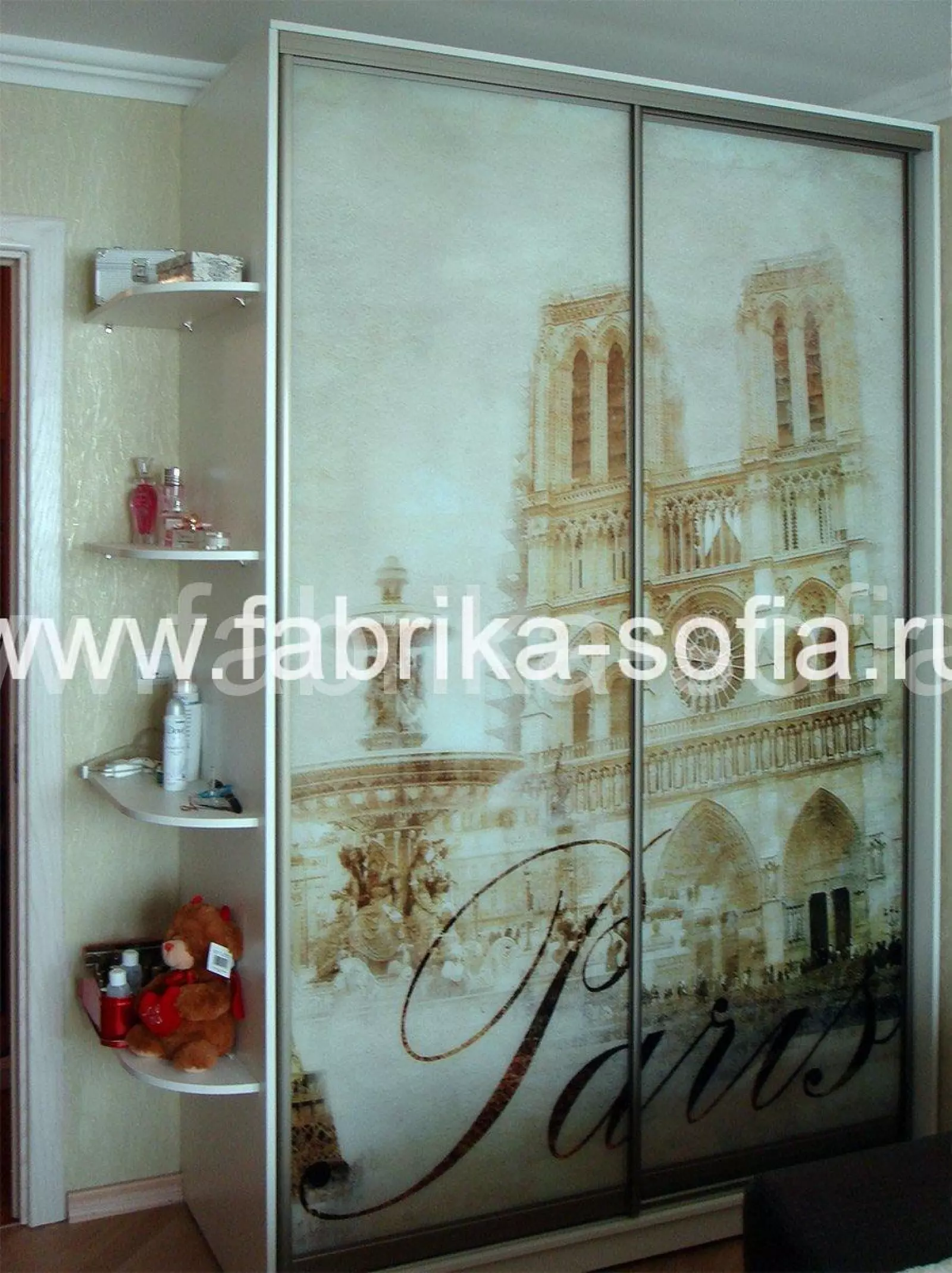 Компактный двустворчатый шкаф-купе с нежным фотопринтом