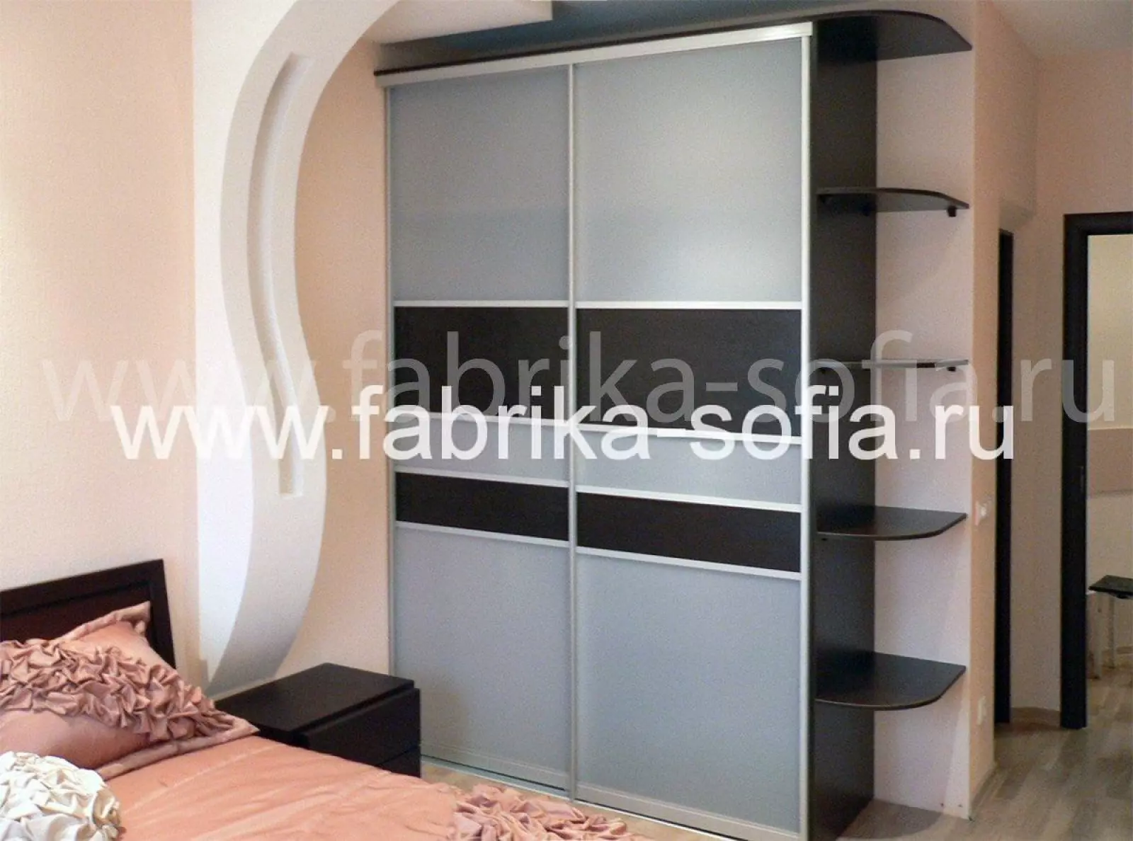 Современный шкаф-купе с фасадами из матированного стекла