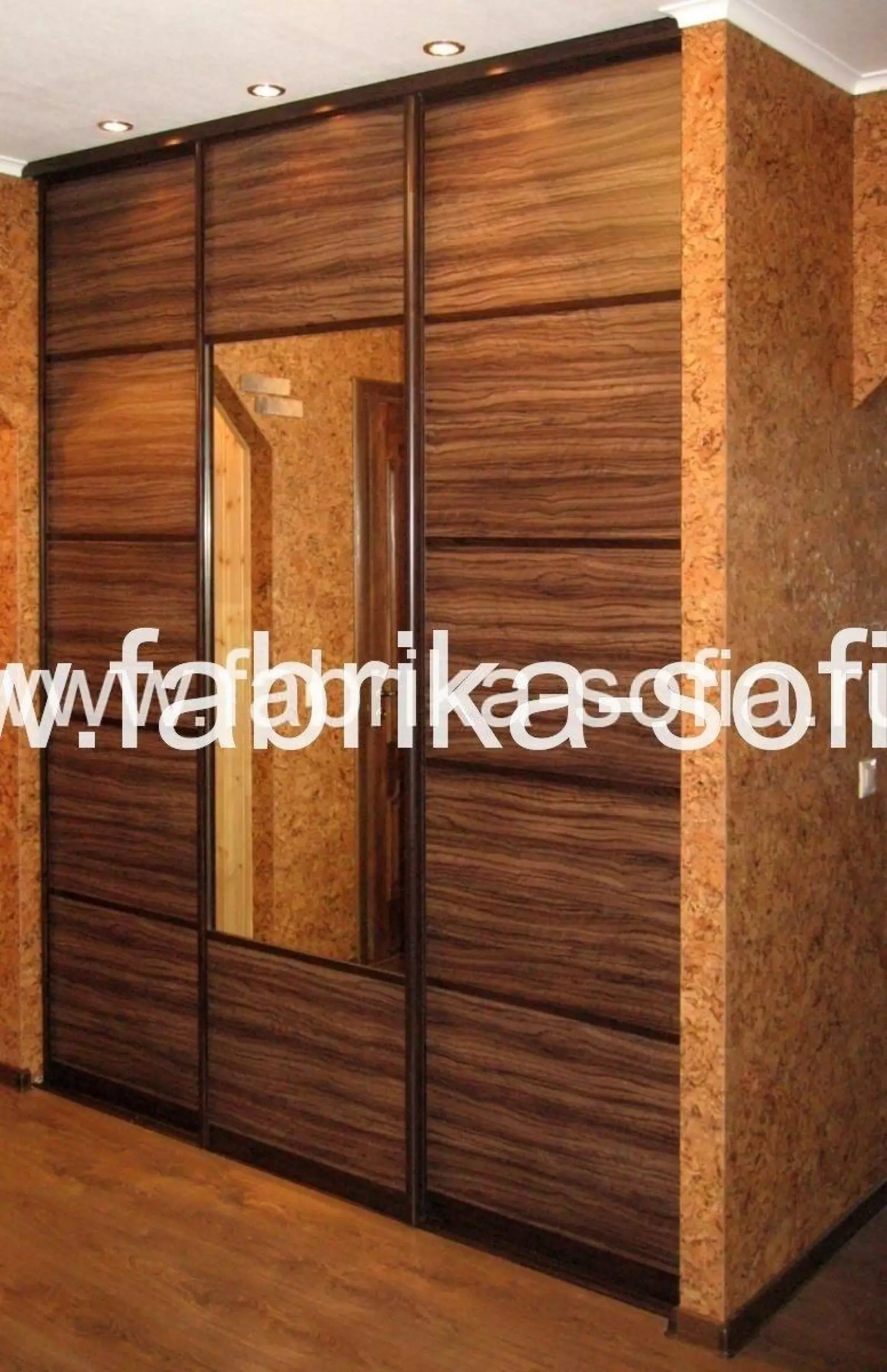 Строгий шкаф-купе с минималистичным дизайном