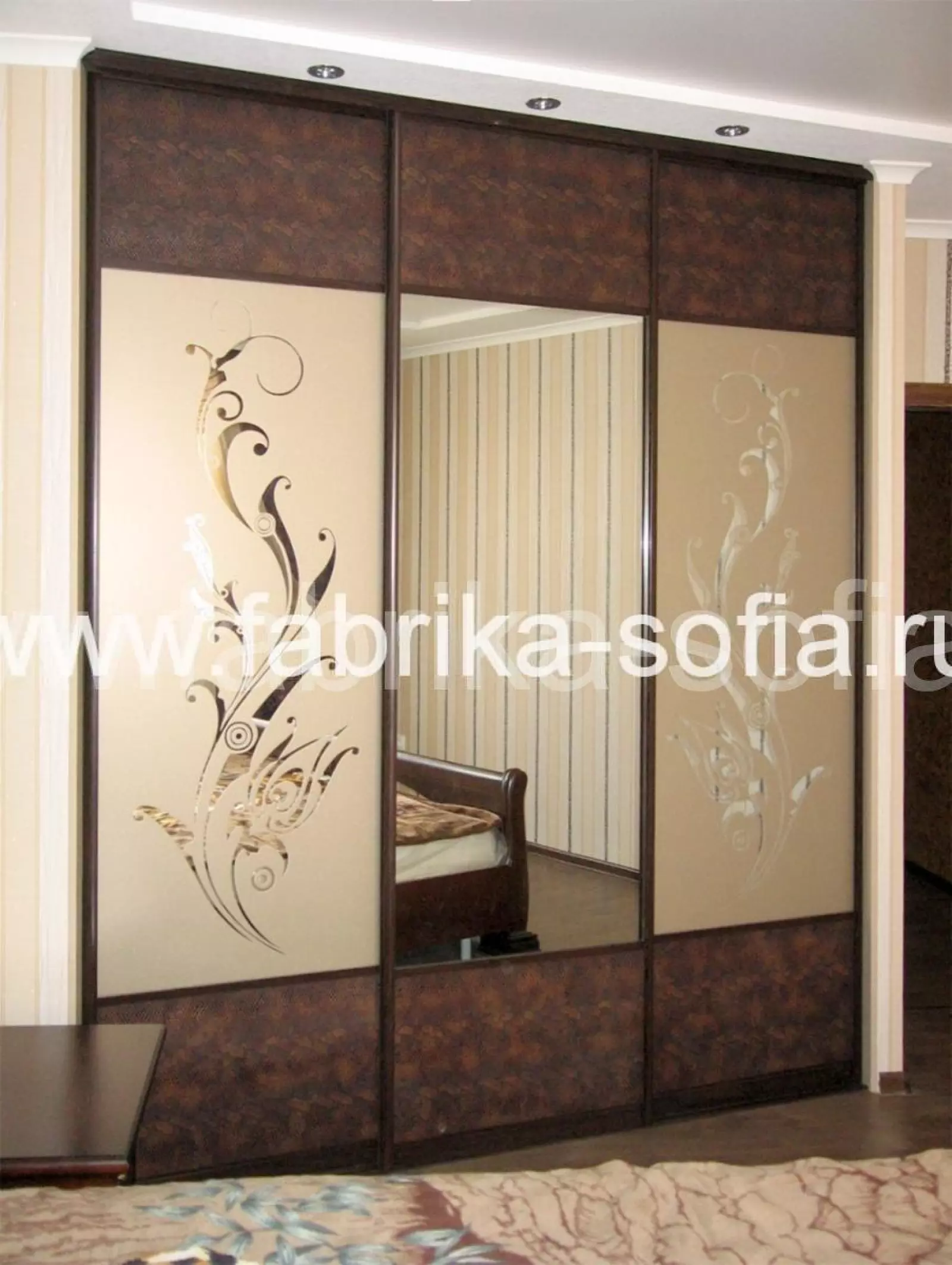 Шкаф-купе с пескоструйным рисунком на зеркальных фасадах