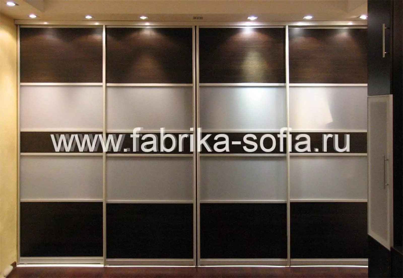 Вместительный четырехдверный шкаф-купе от производителя под заказ