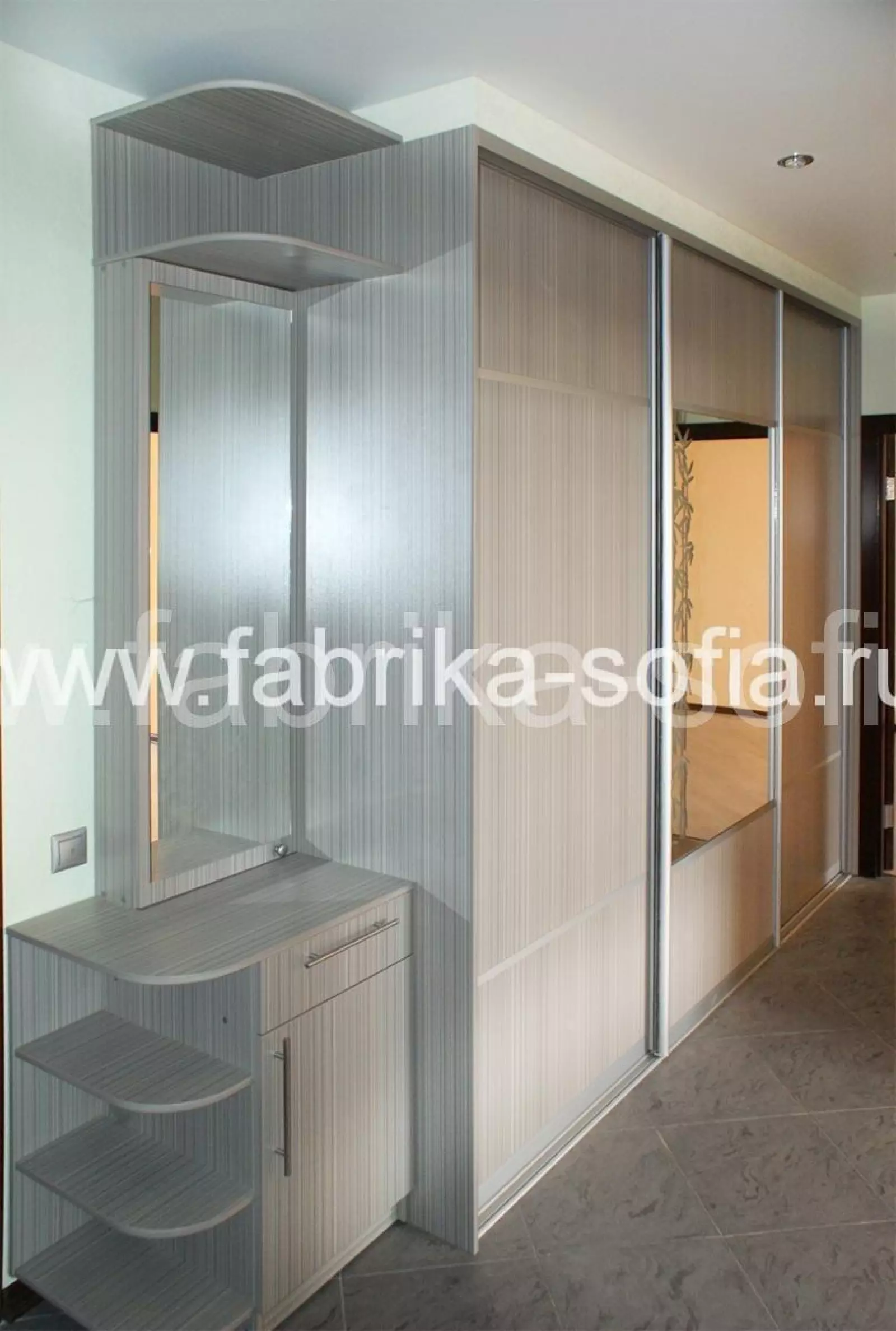 Шкаф-купе с боковой тумбочкой в прихожую под заказ в Краснодаре