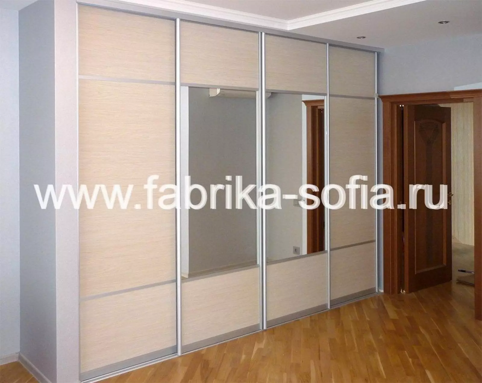 Вместительный четырехстворчатый шкаф-купе для прихожей