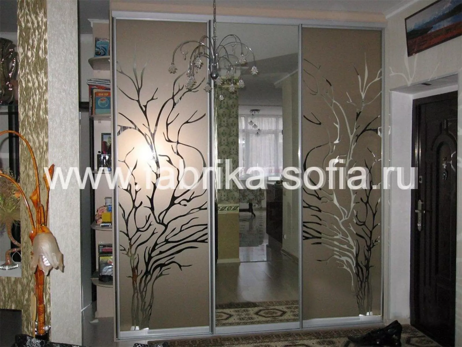 Элегантный шкаф-купе с пескоструйным рисунком золотистого оттенка