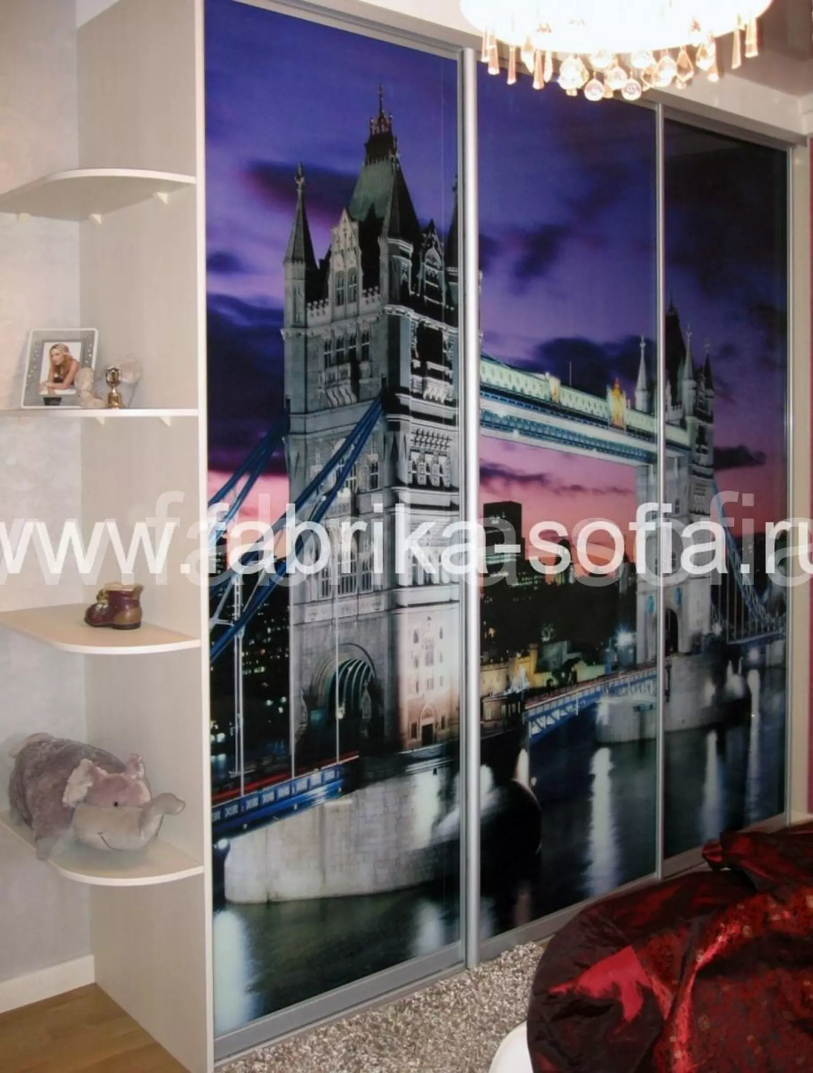 Современный шкаф-купе с ярким рисунком на фасаде