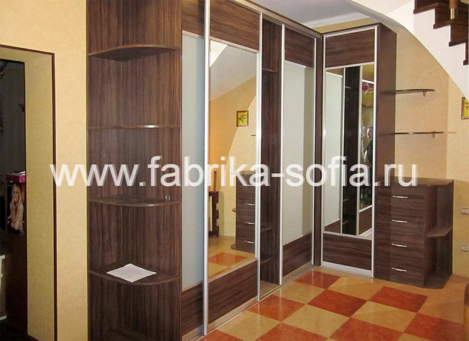 Удобный угловой шкаф-купе для прихожей на заказ в Краснодаре