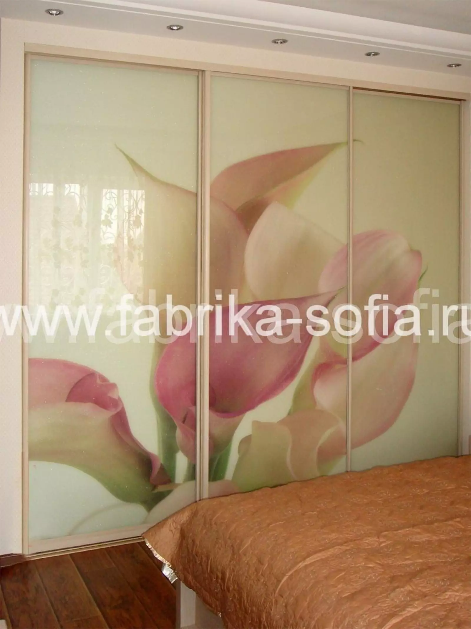 Трехстворчатый встроенный шкаф-купе для спальни