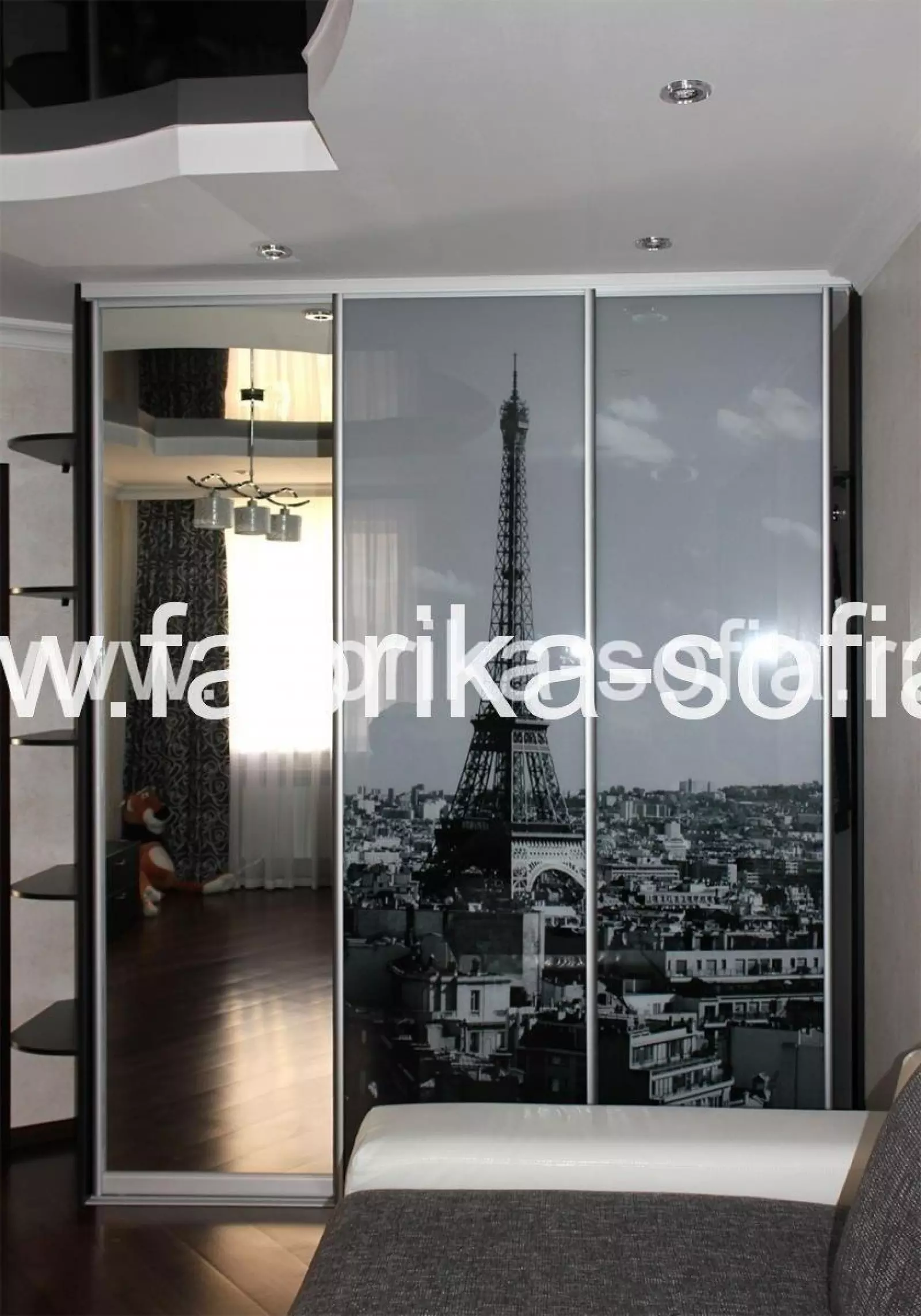 Шкаф-купе с зеркальной дверью и фотопринтом