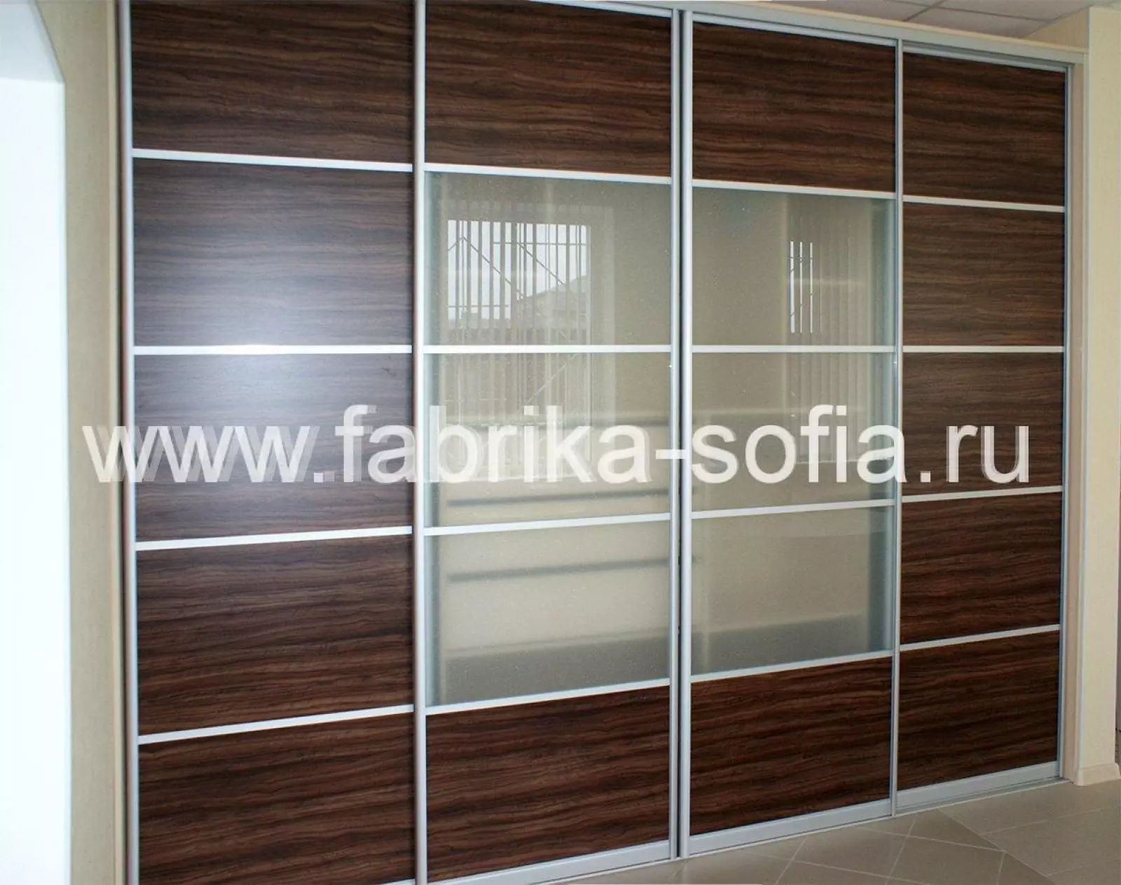 Четырехстворчатый шкаф-купе для современного интерьера