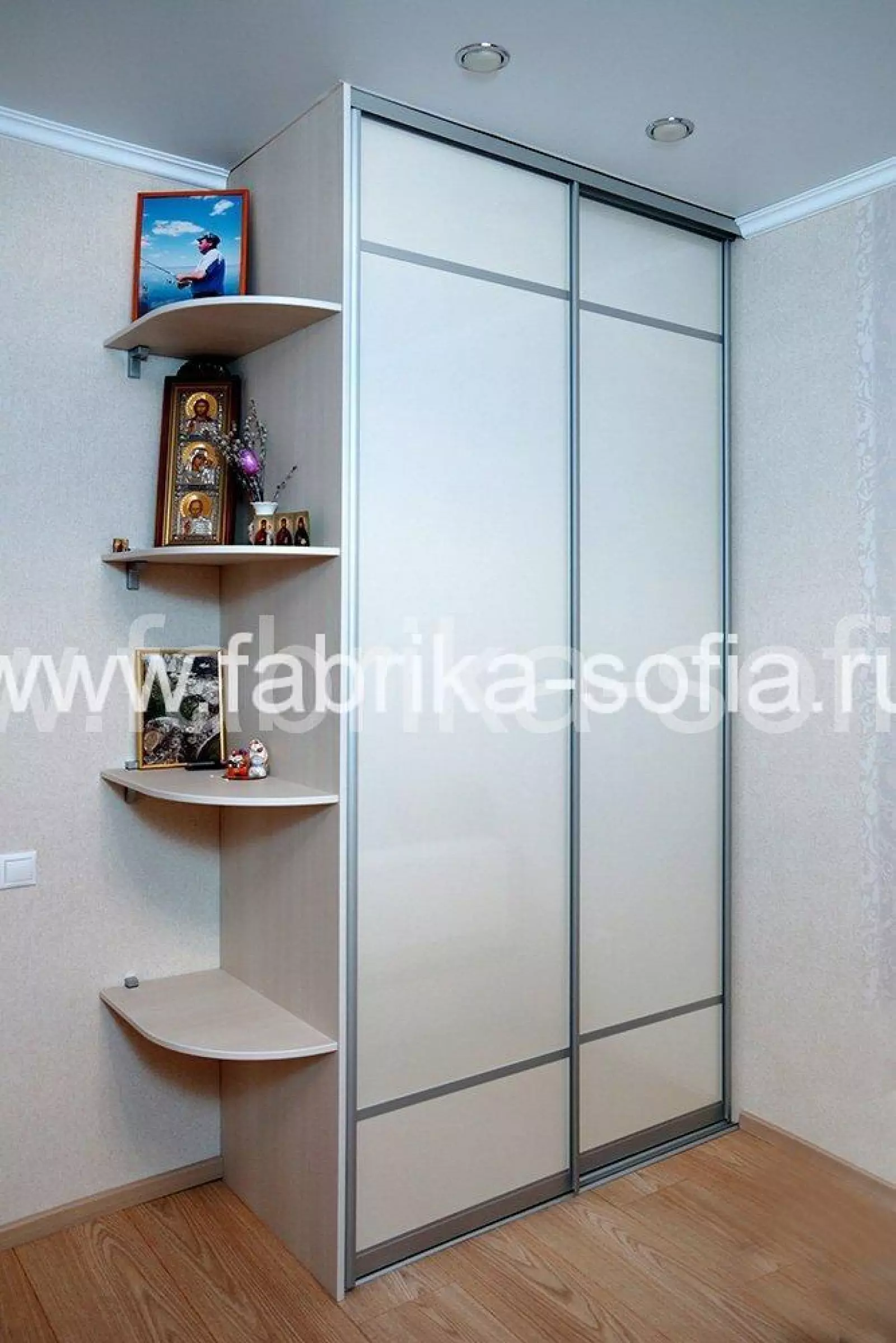 Встроенный шкаф-купе в стиле модерн под заказ в Краснодаре