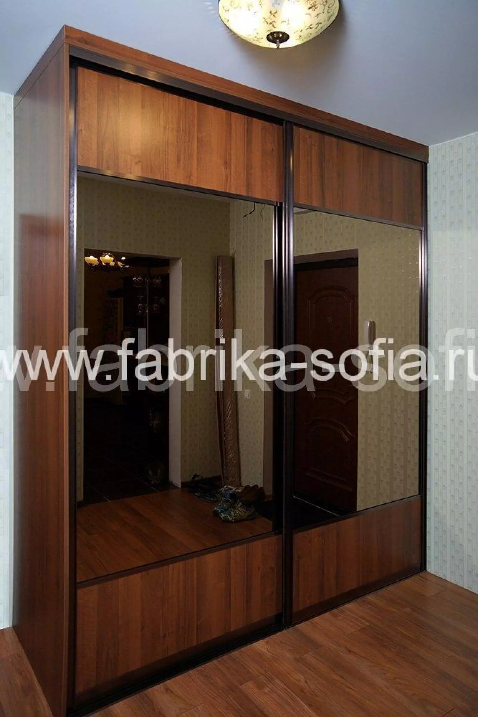 Удобный шкаф-купе из МФД с зеркальными дверями