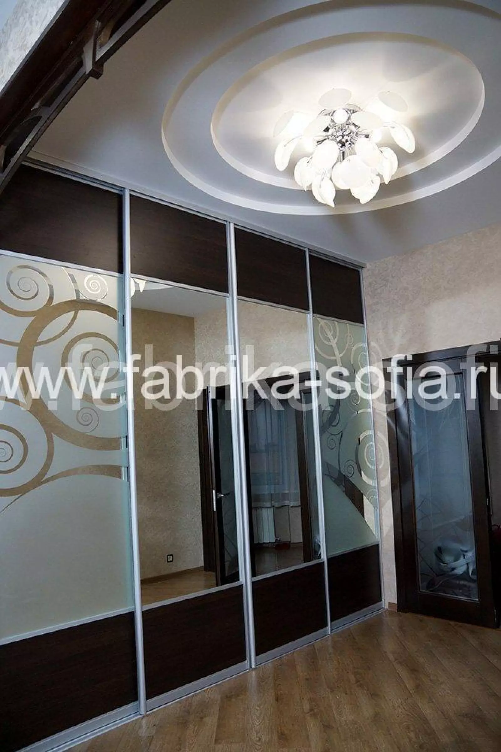 Встроенный шкаф-купе в современном стиле под заказ