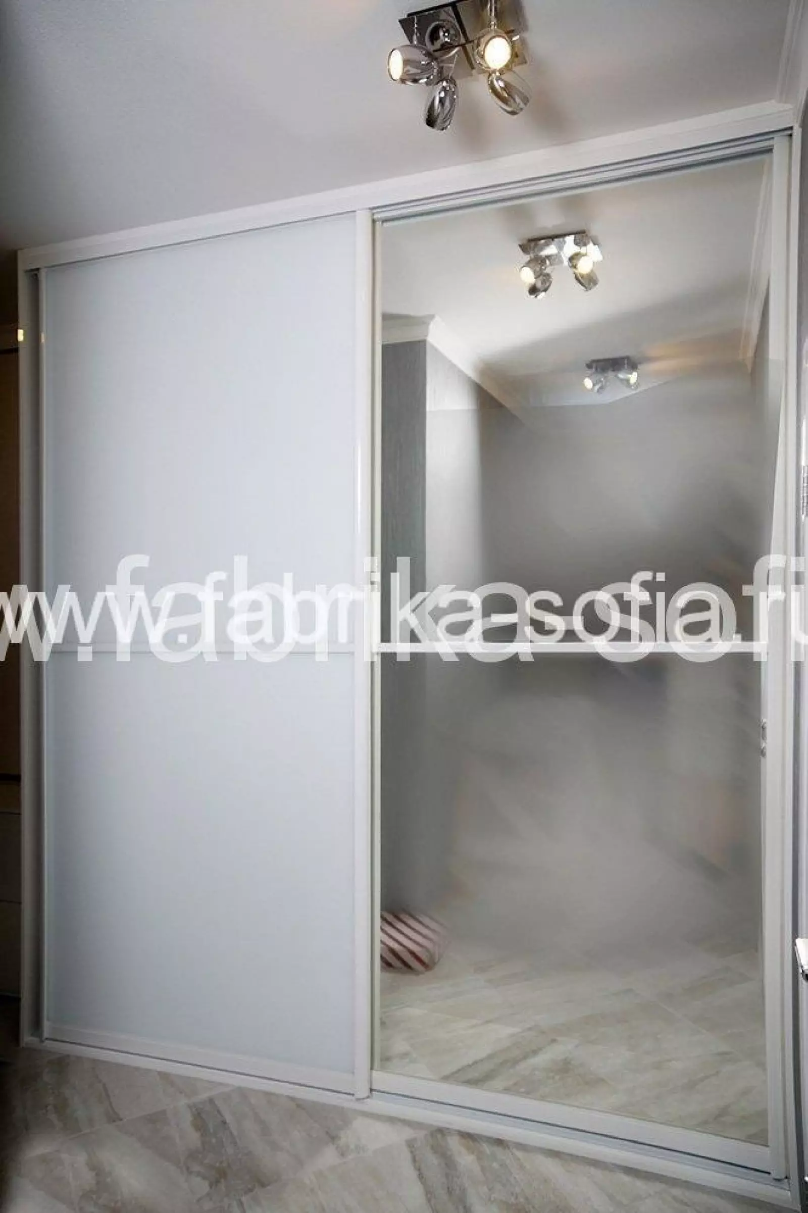 Современный шкаф-купе с зеркальной откатной дверью