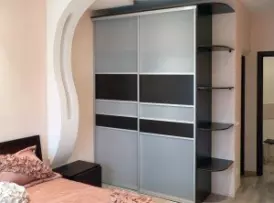 Современный шкаф-купе с фасадами из матированного стекла