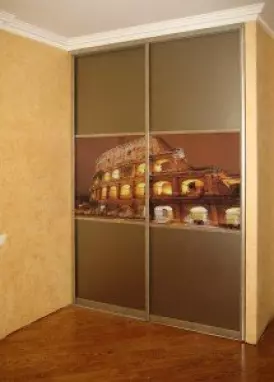 Встроенный шкаф-купе с матовыми фасадами и фотопечатью