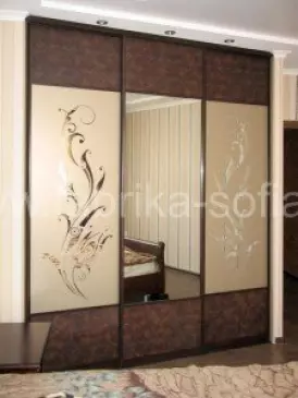 Шкаф-купе с пескоструйным рисунком на зеркальных фасадах