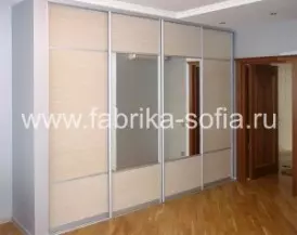 Вместительный четырехстворчатый шкаф-купе для прихожей