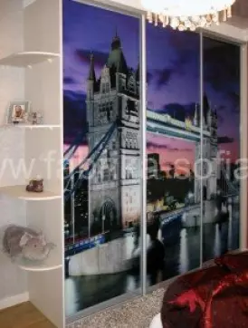 Современный шкаф-купе с ярким рисунком на фасаде