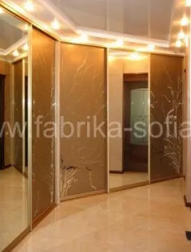 Изысканный угловой шкаф-купе с пескоструйным рисунком для прихожей