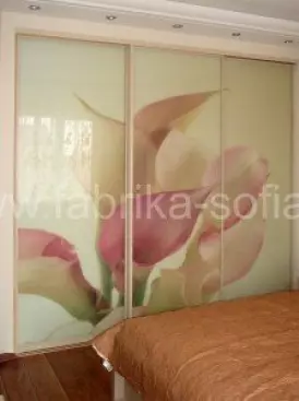 Трехстворчатый встроенный шкаф-купе для спальни