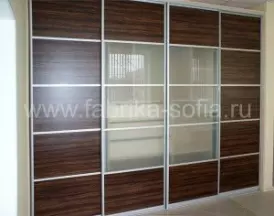 Четырехстворчатый шкаф-купе для современного интерьера