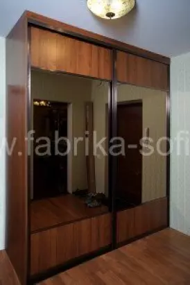 Удобный шкаф-купе из МФД с зеркальными дверями