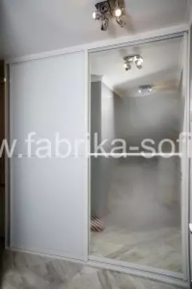 Современный шкаф-купе с зеркальной откатной дверью