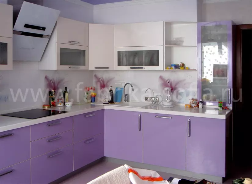 Современная кухня лавандового цвета для изысканного интерьера